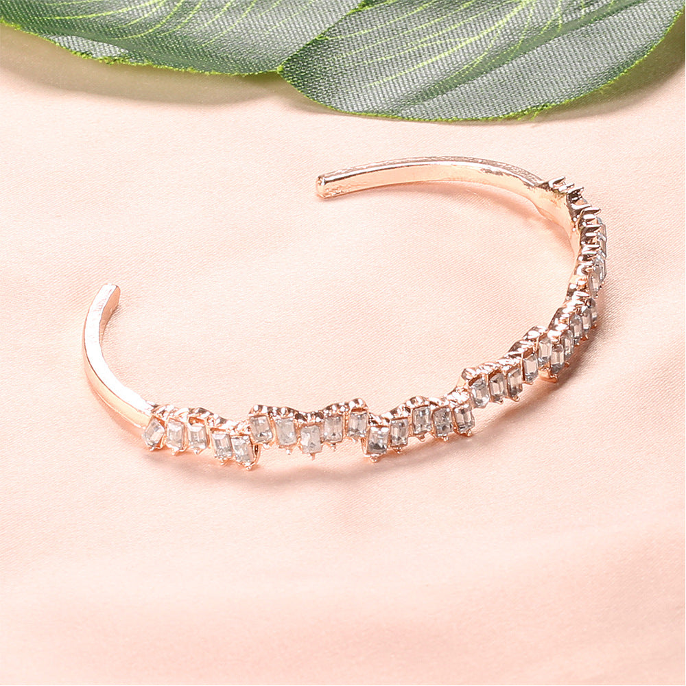 Romantic Gold Bracelet for Special Moments