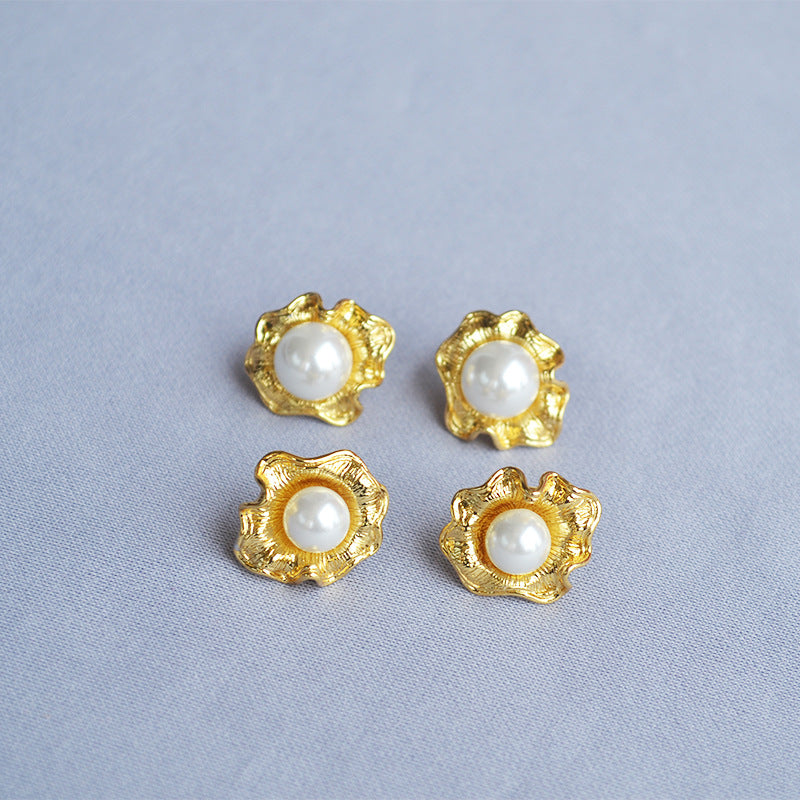 Classic Gold Earring with Timeless Appeal