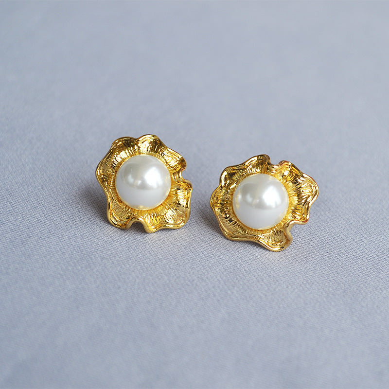 Classic Gold Earring with Timeless Appeal