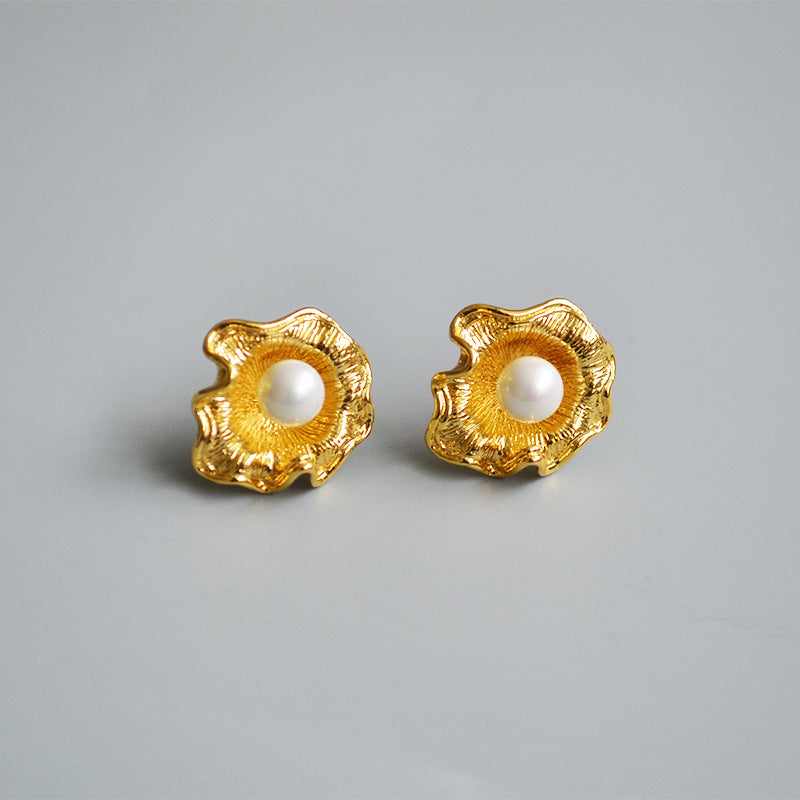 Classic Gold Earring with Timeless Appeal