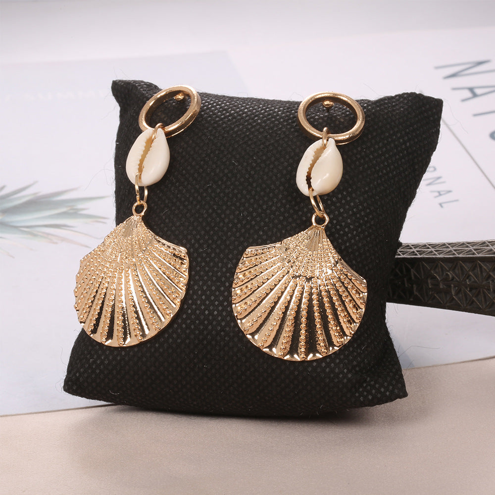 Charming Gold Earring for Any Occasion