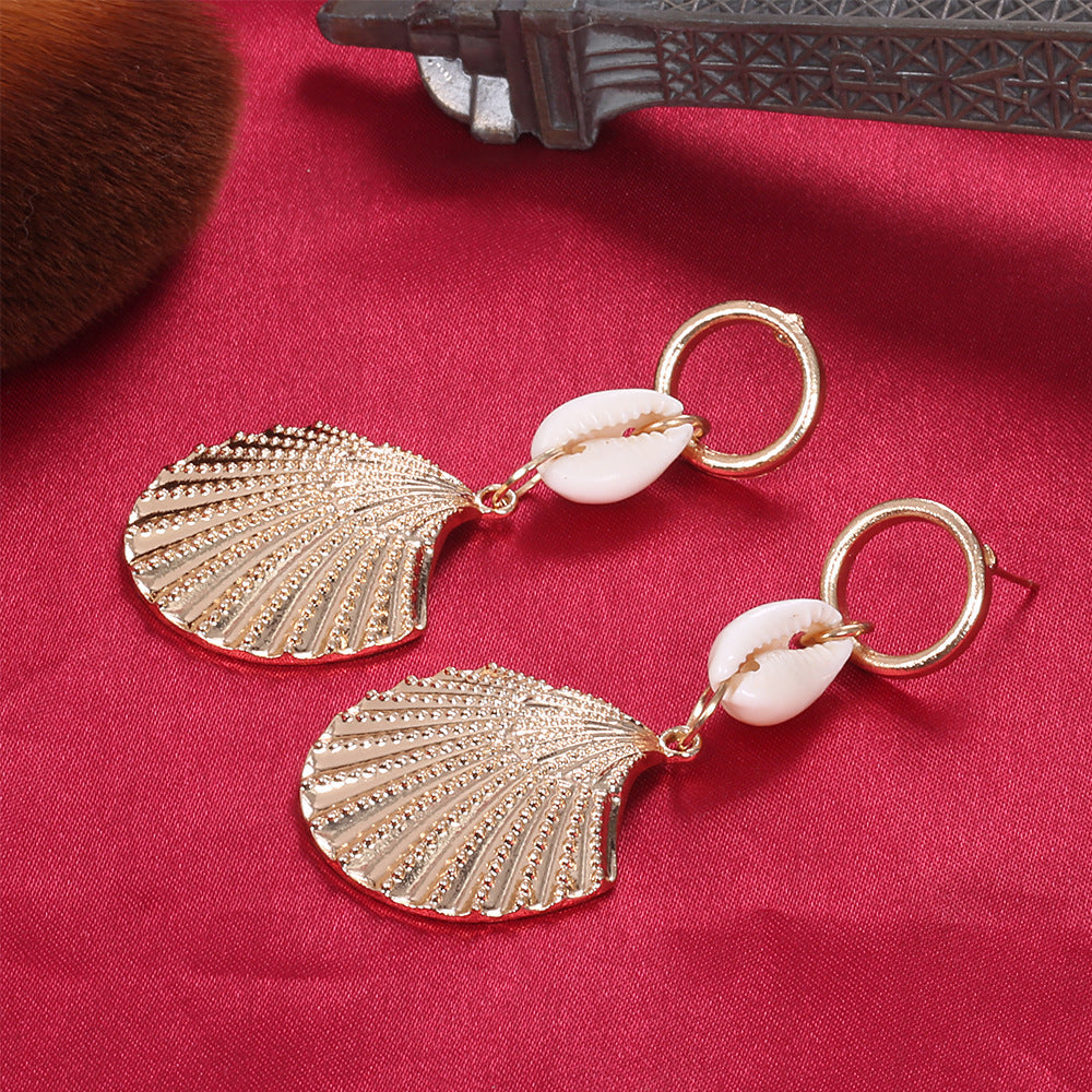 Charming Gold Earring for Any Occasion