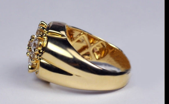 Classic Gold Ring with Timeless Appeal