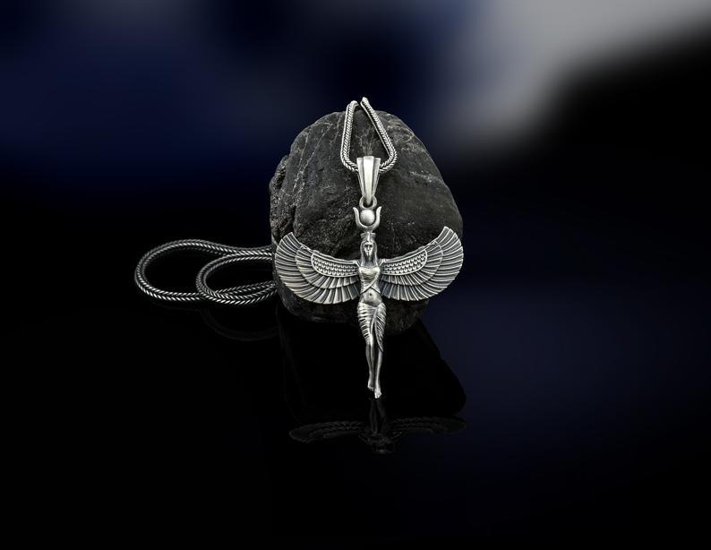 Classic Silver Necklace with Timeless Appeal