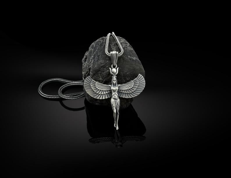 Classic Silver Necklace with Timeless Appeal