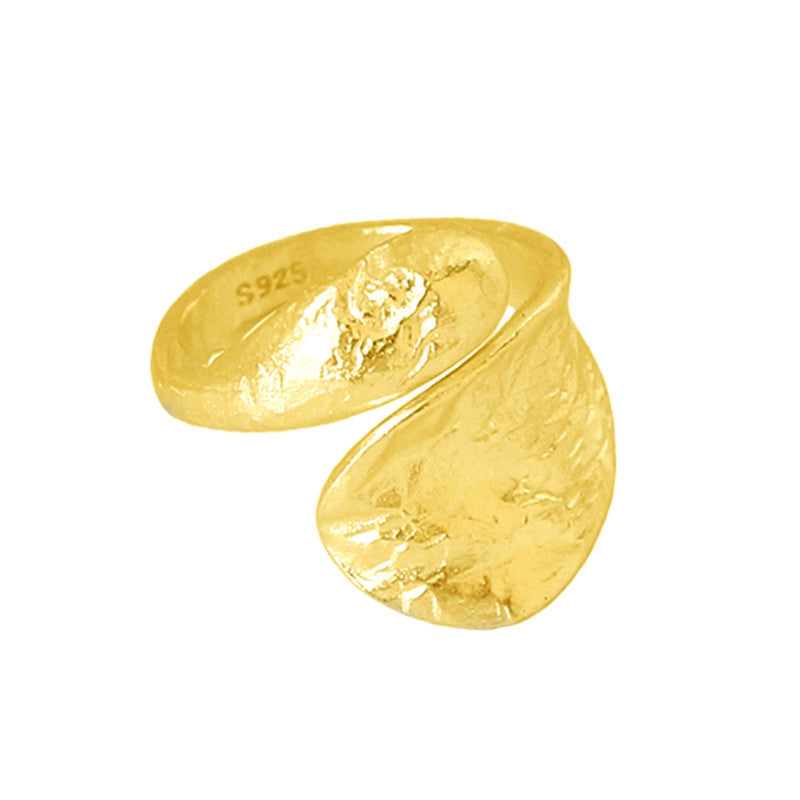 Classic Gold Ring with Timeless Appeal