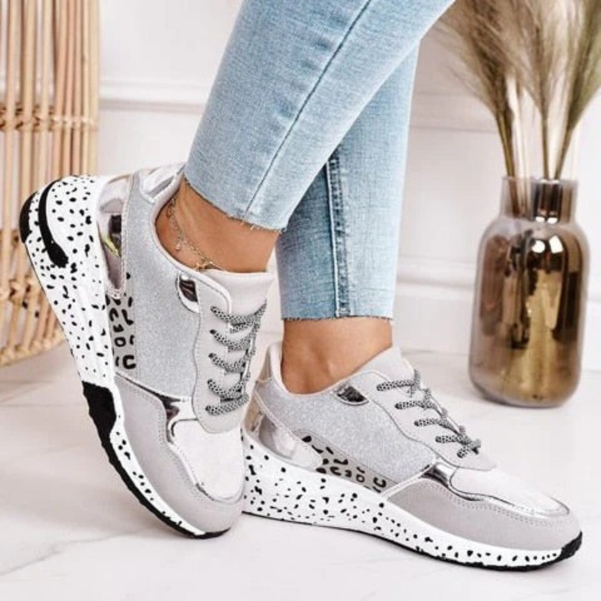 JO | Supportive and fashionable orthopaedic sneakers