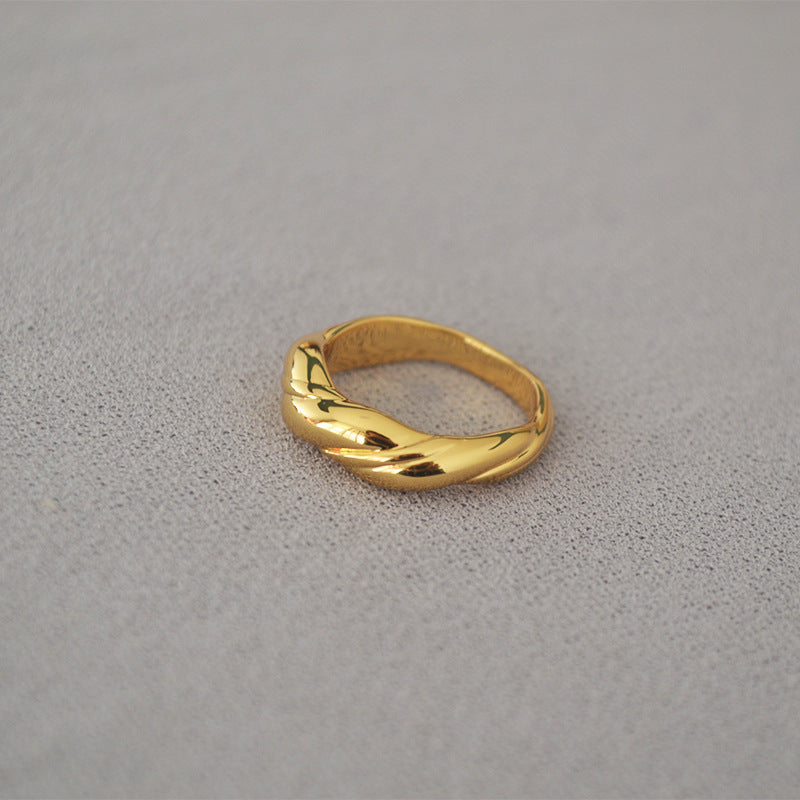 Classic Gold Ring with Timeless Appeal