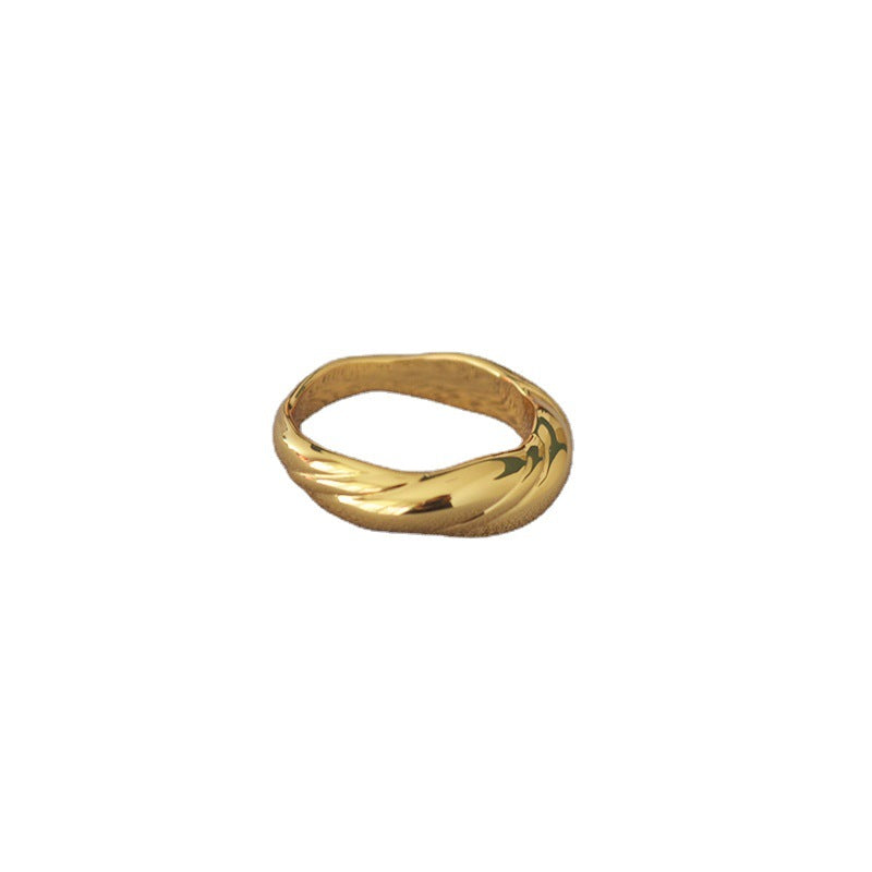 Classic Gold Ring with Timeless Appeal