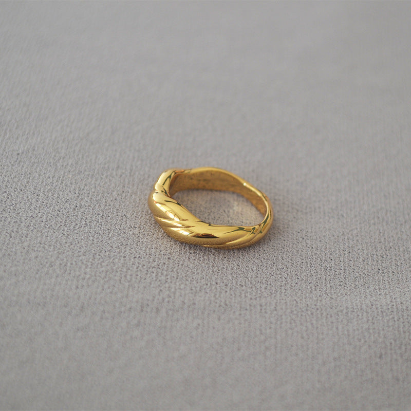 Classic Gold Ring with Timeless Appeal