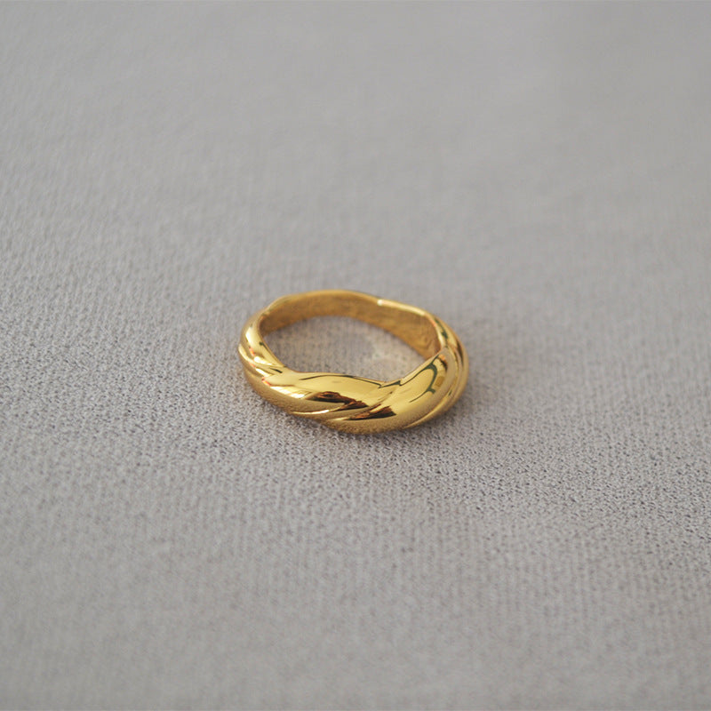 Classic Gold Ring with Timeless Appeal