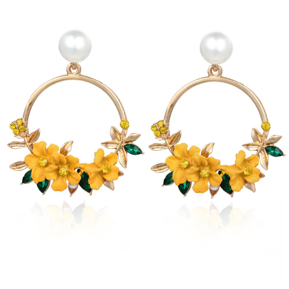 Classic Gold Earring with Timeless Appeal