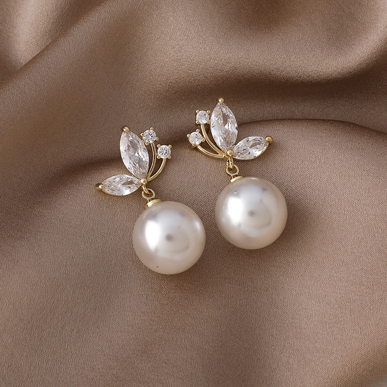 Romantic Pearl Earring for Special Moments