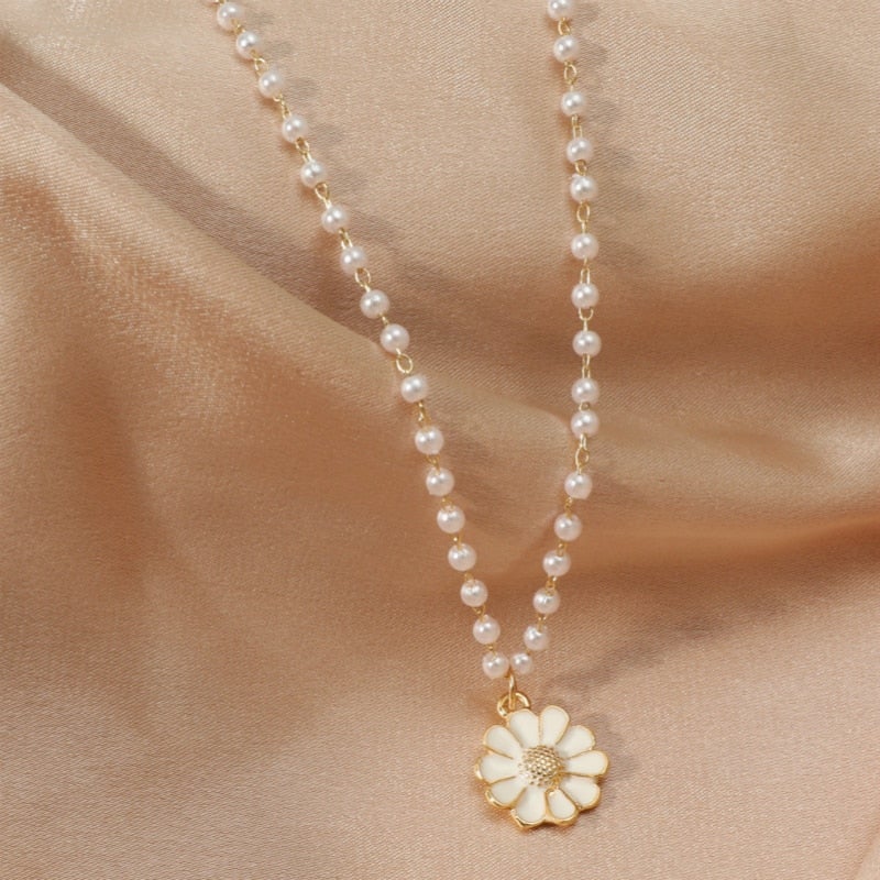 Beautiful Pearl Pendant with Unique Style