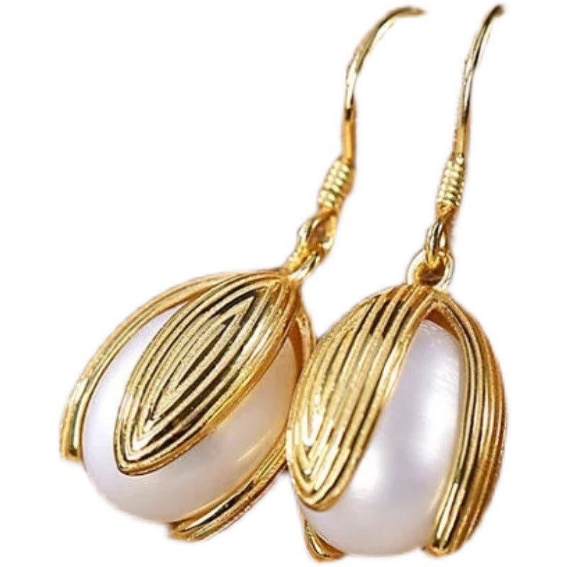 Classic Gold Earring with Timeless Appeal