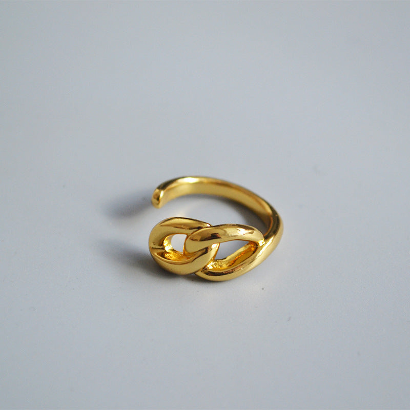 Classic Gold Ring with Timeless Appeal