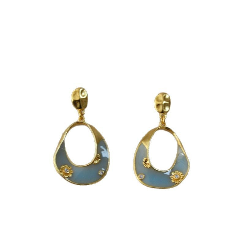 Classic Gold Earring with Timeless Appeal