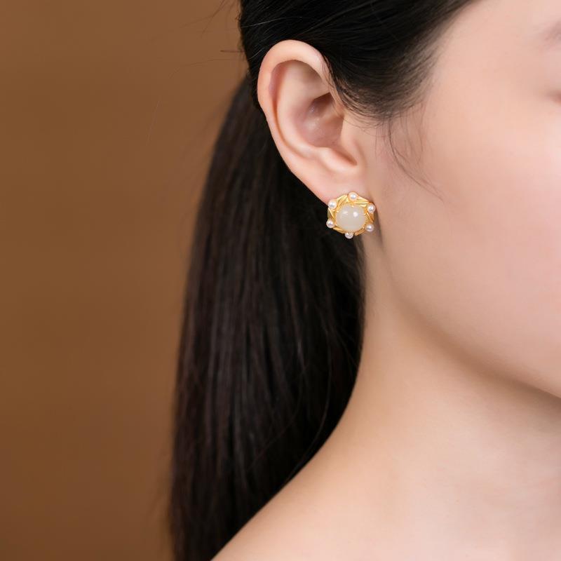 Charming Gold Earring for Any Occasion
