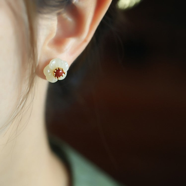 Charming Silver Earring for Any Occasion
