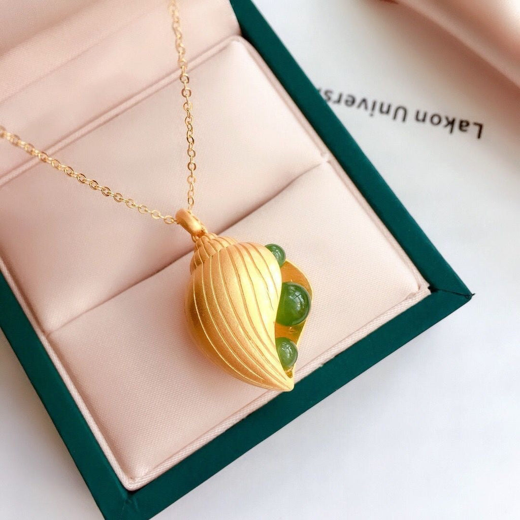 Romantic Gold Necklace for Special Moments