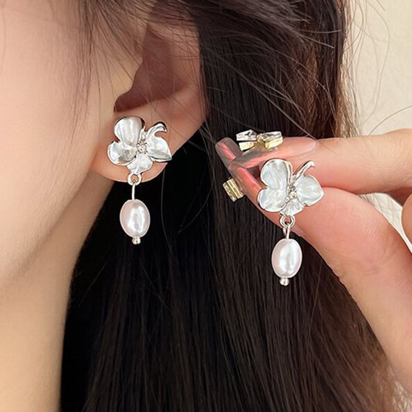 Classic Pearl Earring with Timeless Appeal