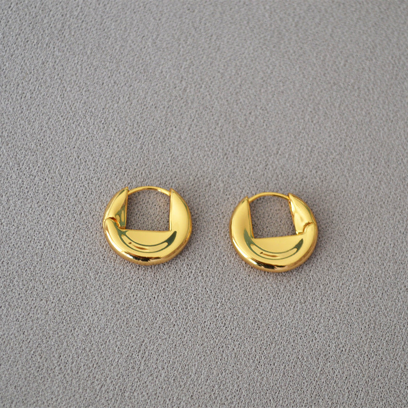 Classic Gold Earring with Timeless Appeal