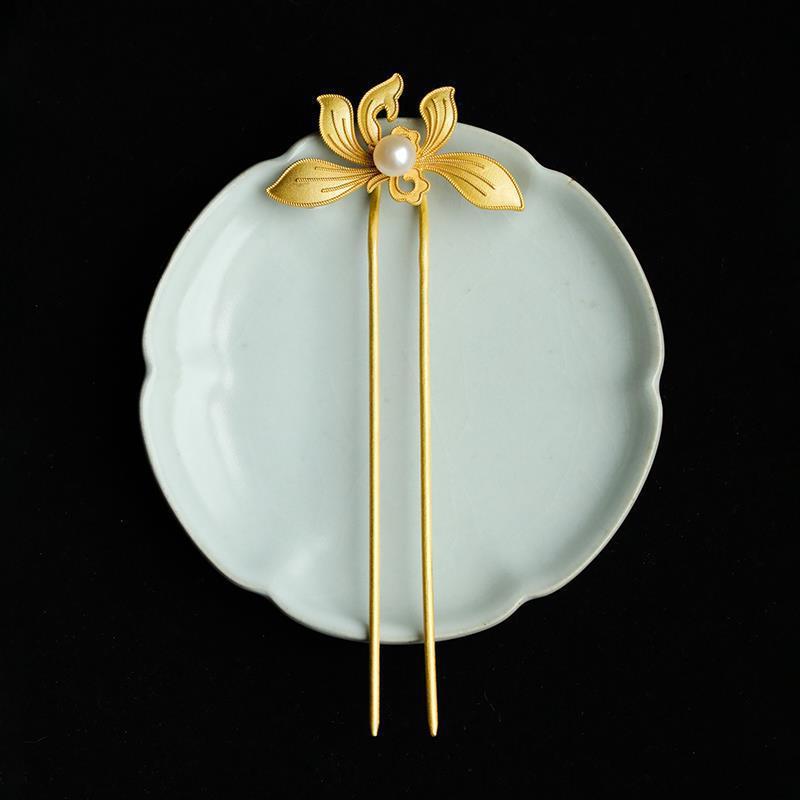 Elegant Gold Piece for Every Occasion