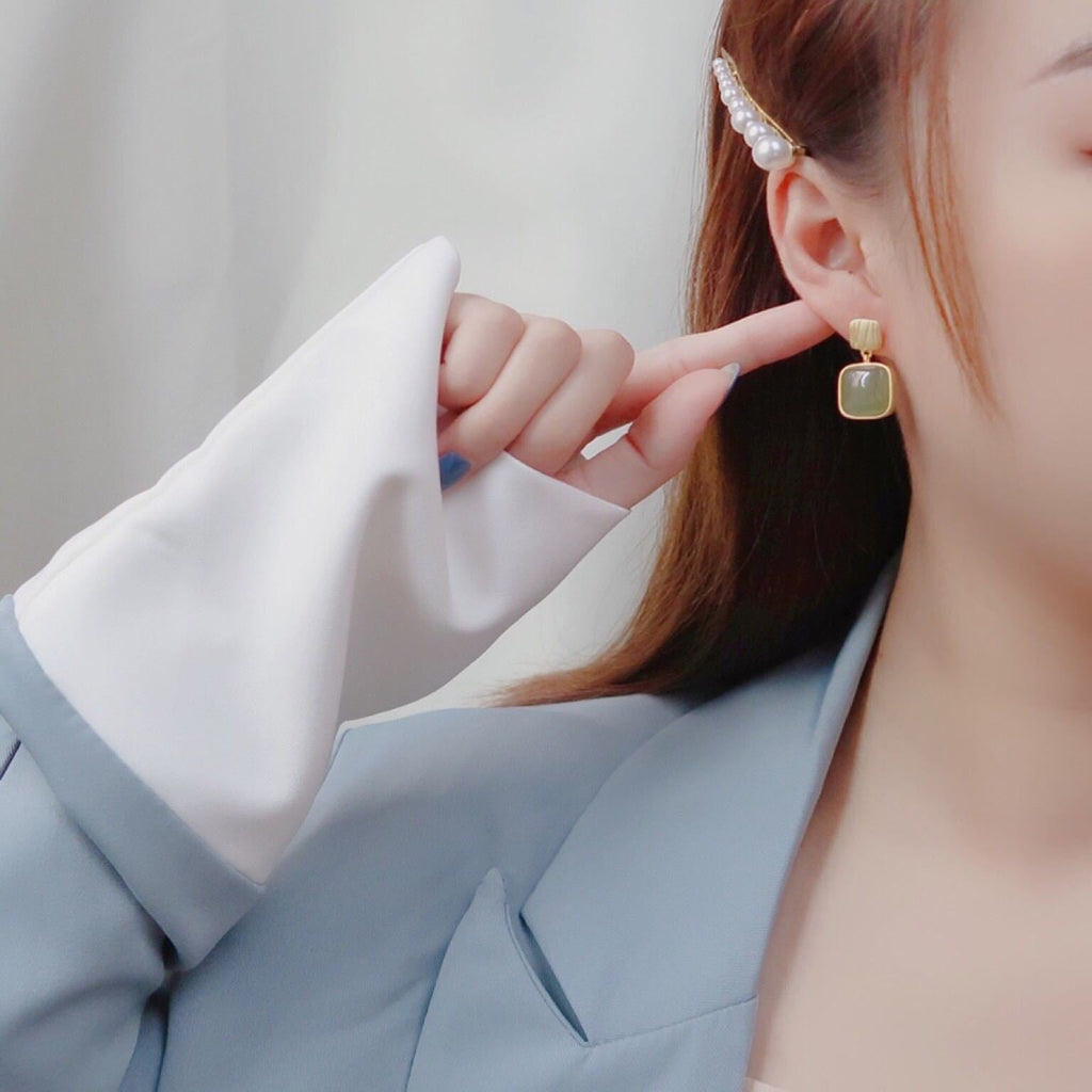 Classic Gold Earring with Timeless Appeal