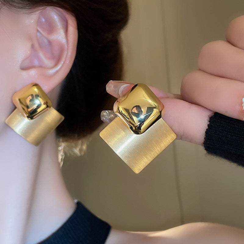 Elegant Gold Earring for Every Occasion