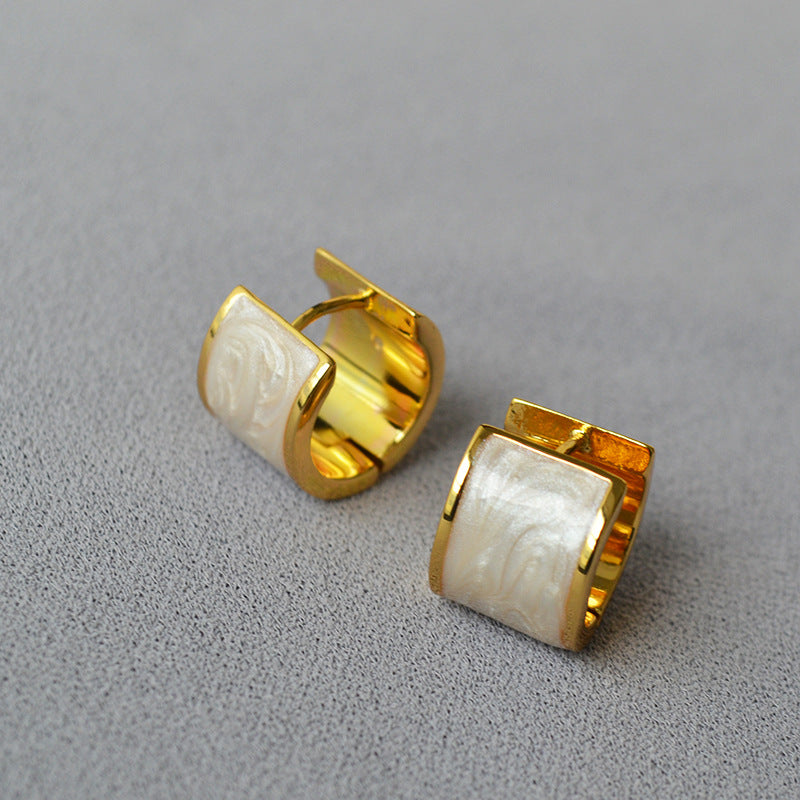 Classic Gold Earring with Timeless Appeal