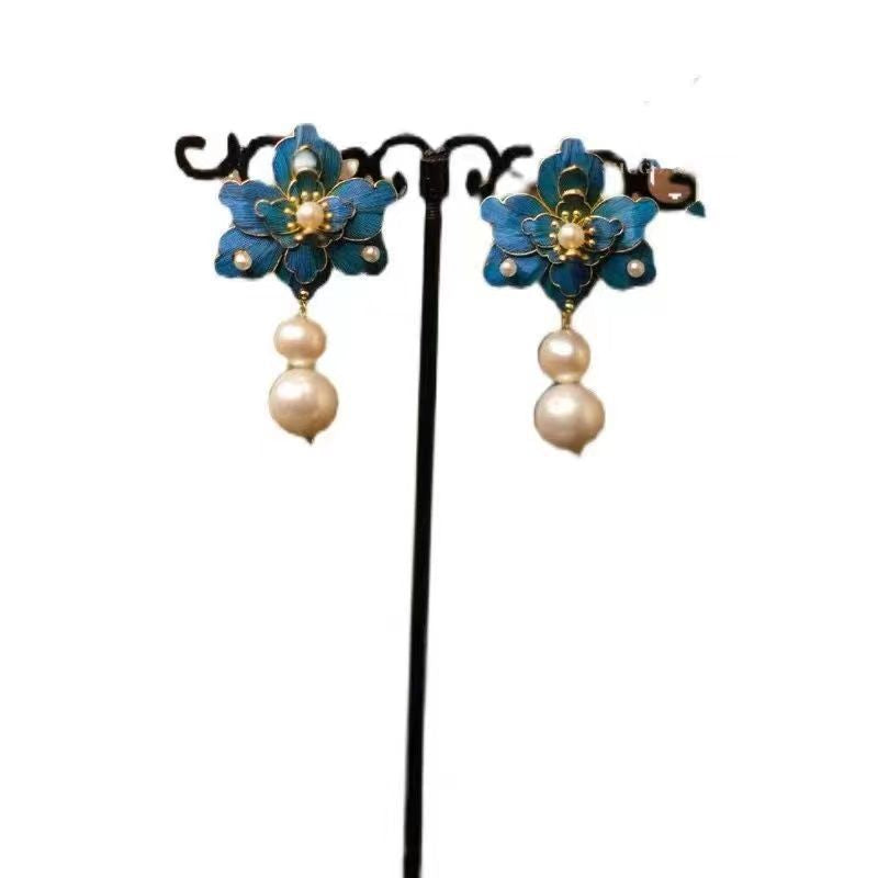 Charming Silver Earring for Any Occasion