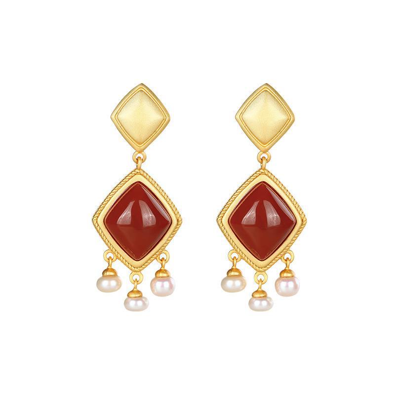 Charming Gold Earring for Any Occasion