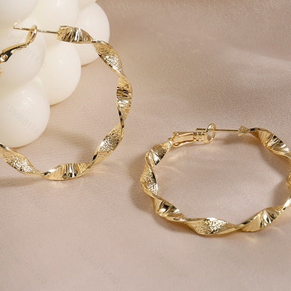 Romantic Gold Earring for Special Moments