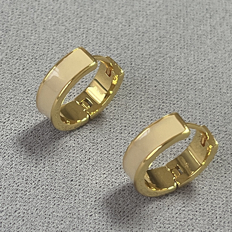 Classic Gold Earring with Timeless Appeal