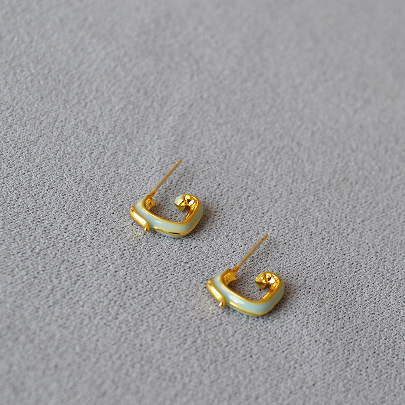 Charming Silver Earring for Any Occasion