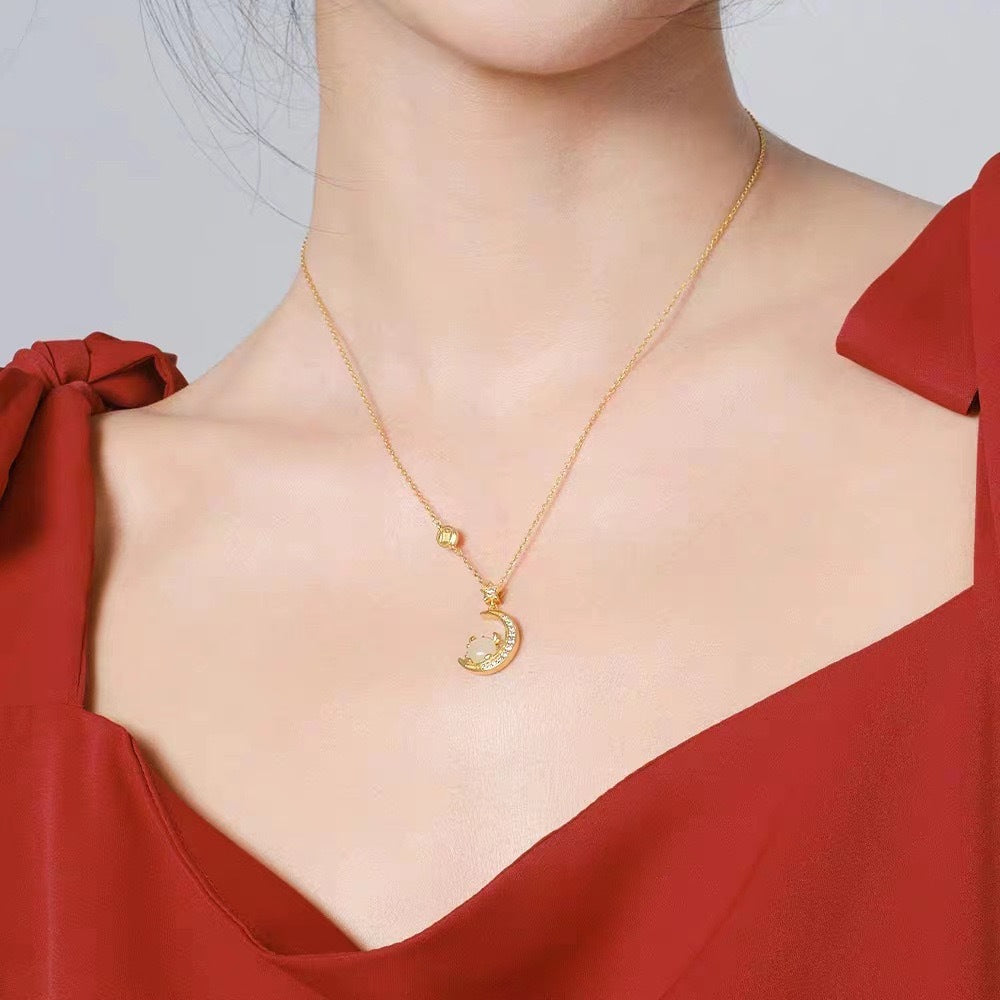 Beautiful Silver Necklace with Unique Style
