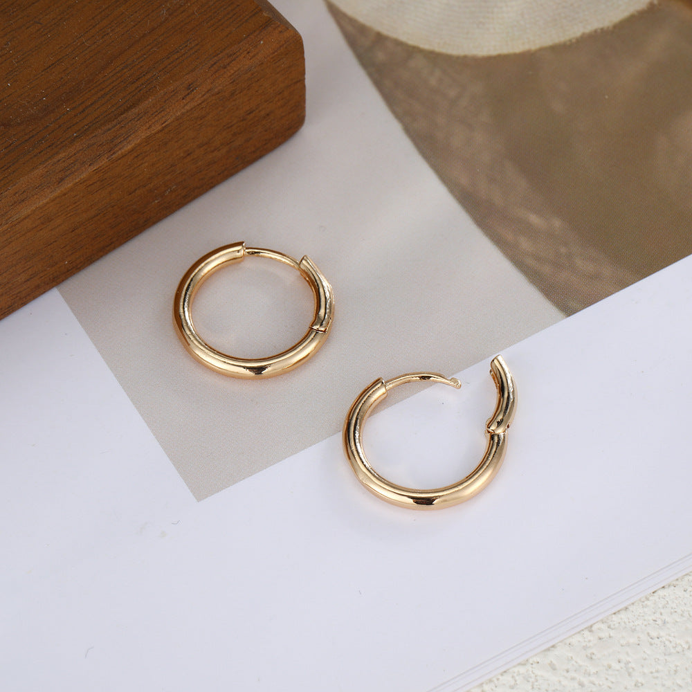 Classic Gold Earring with Timeless Appeal