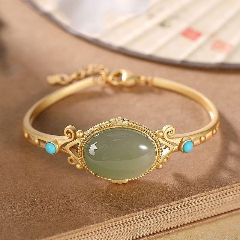 Classic Gold Bracelet with Timeless Appeal