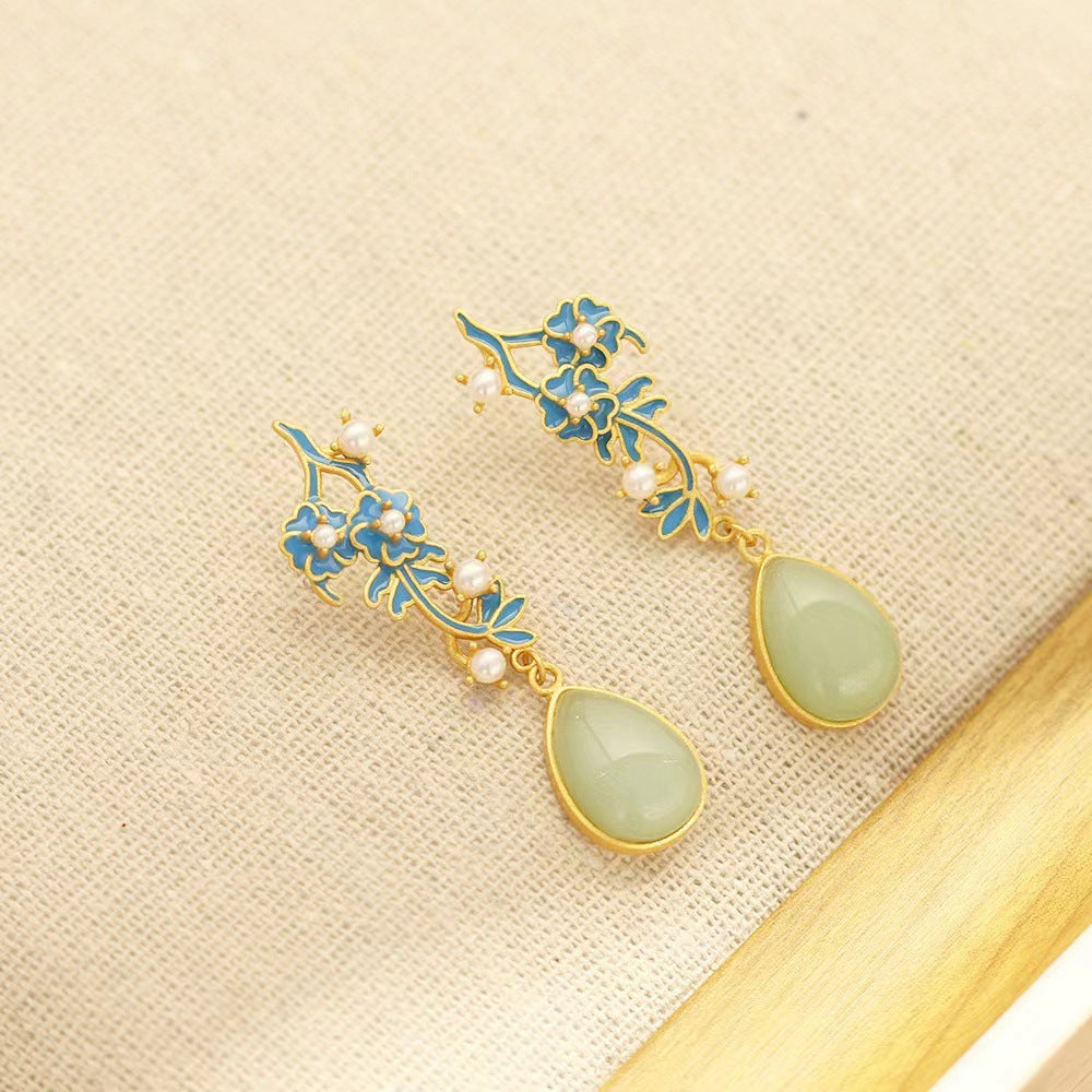Classic Gold Earring with Timeless Appeal