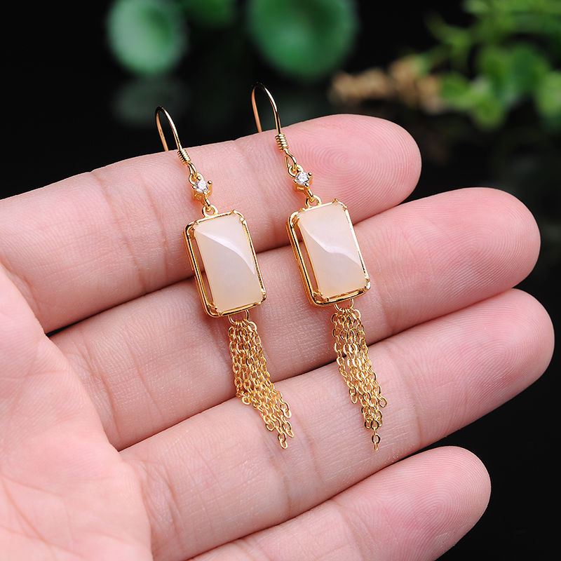 Classic Gold Earring with Timeless Appeal