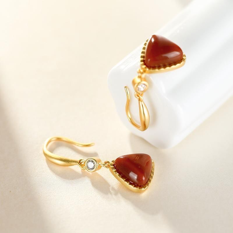 Classic Gold Earring with Timeless Appeal