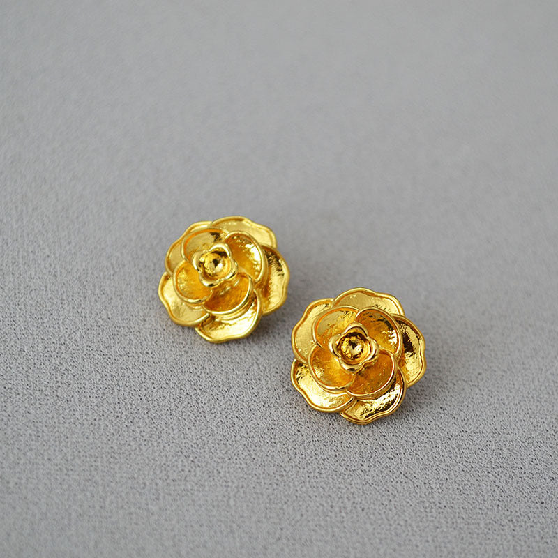Classic Gold Earring with Timeless Appeal