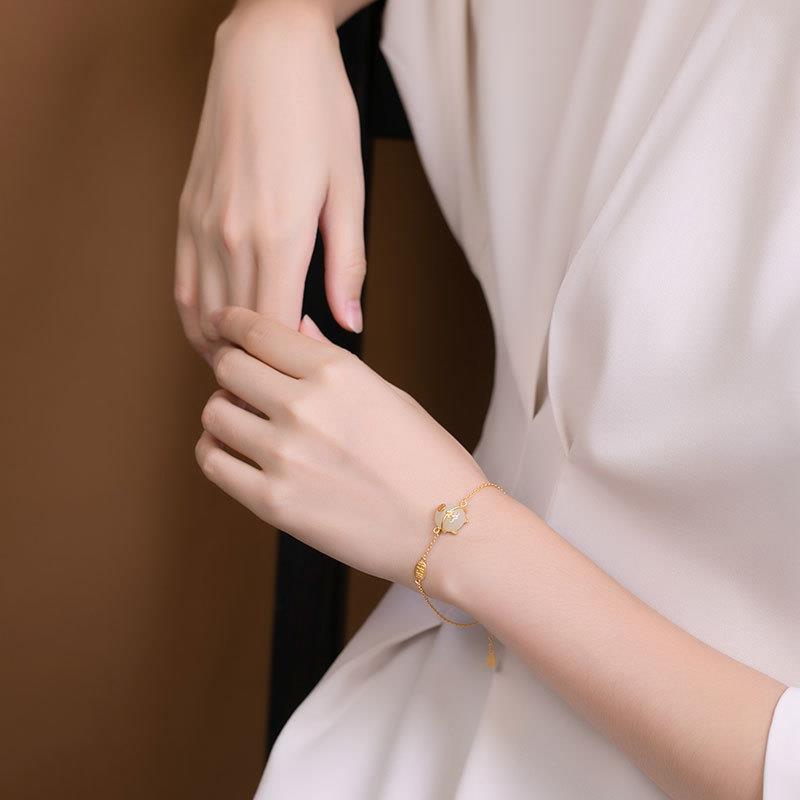 Classic Gold Bracelet with Timeless Appeal