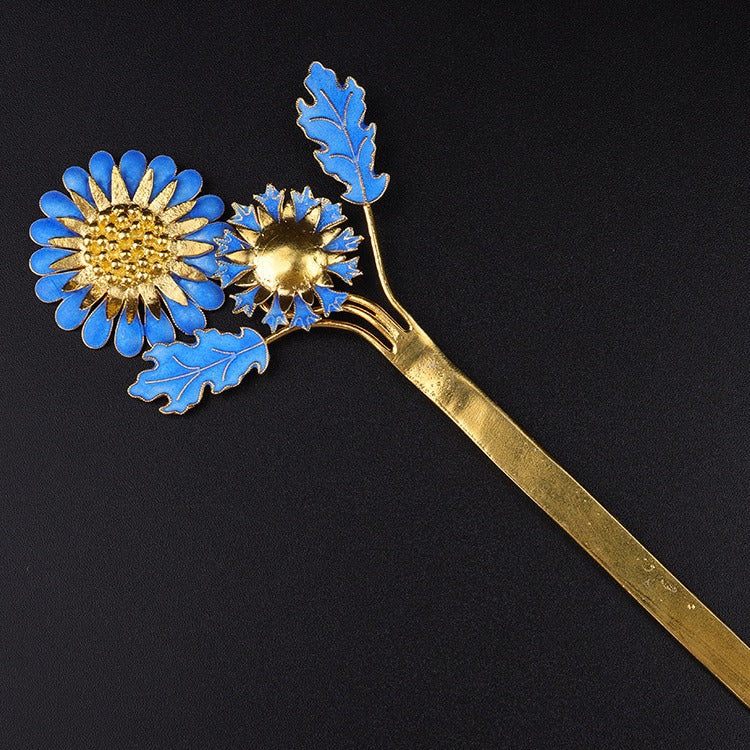 Charming Gold Piece for Any Occasion