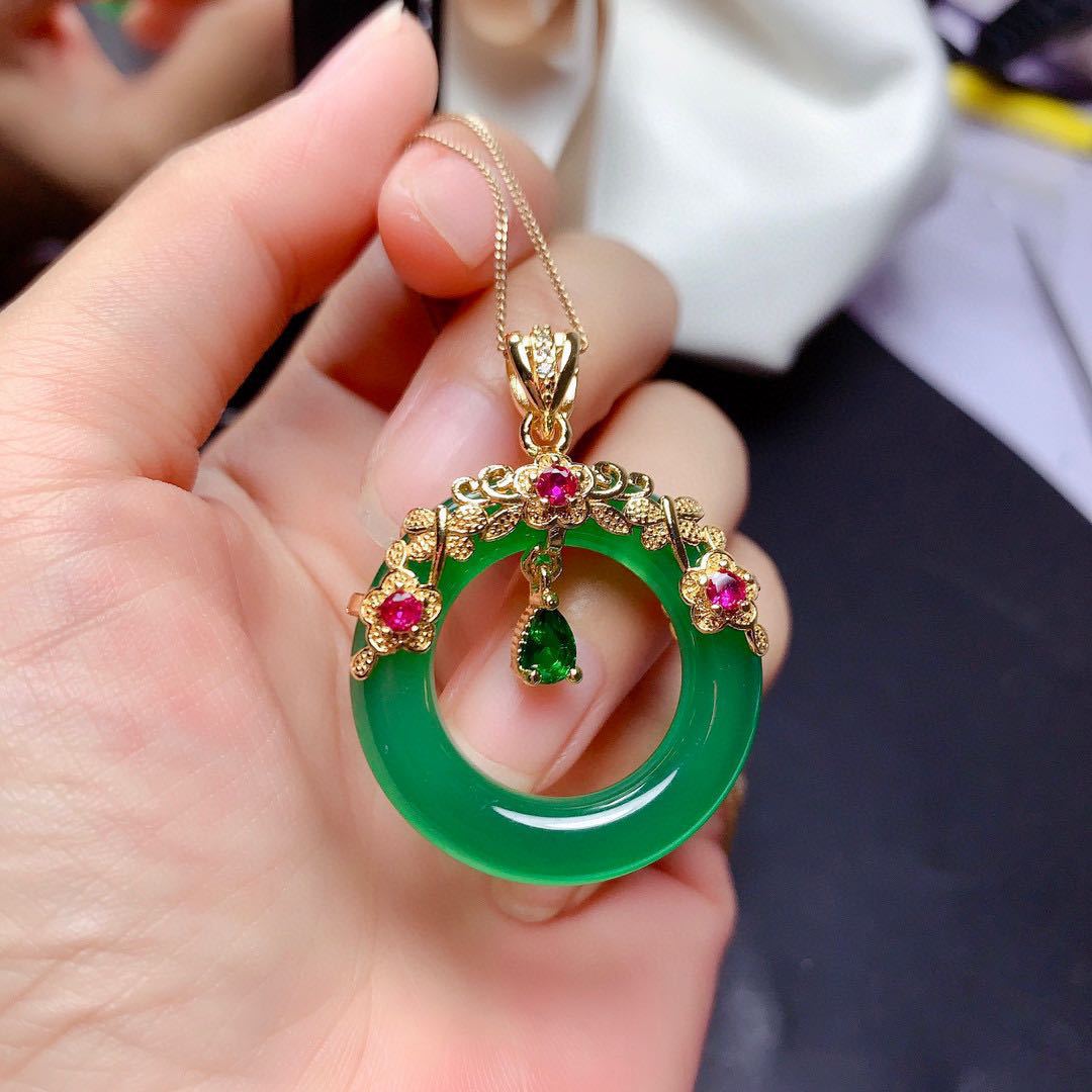 Charming Gold Necklace for Any Occasion