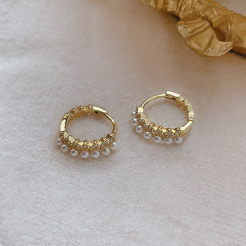Classic Pearl Earring with Timeless Appeal