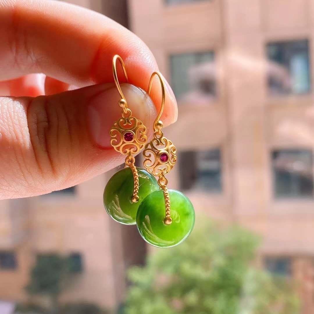 Charming Silver Earring for Any Occasion