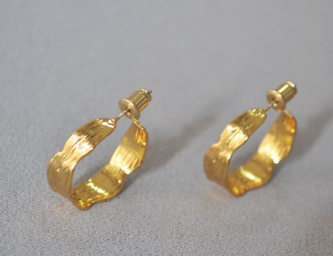 Classic Gold Earring with Timeless Appeal