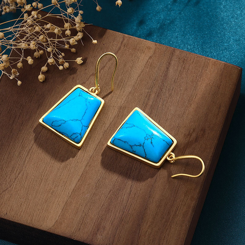 Classic Gold Earring with Timeless Appeal