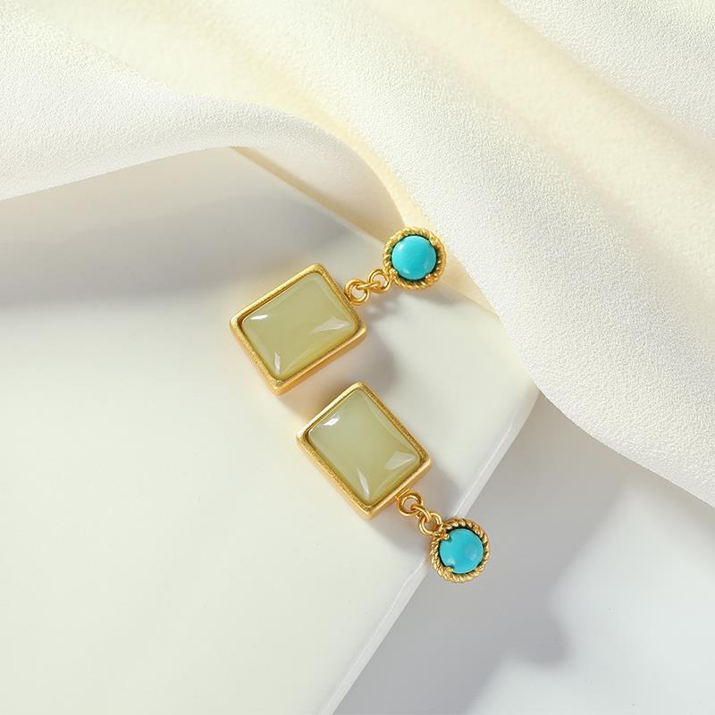 Charming Silver Earring for Any Occasion
